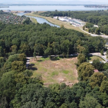 krajobraz parku miejskiego i rzeki przy parkview residence nysa