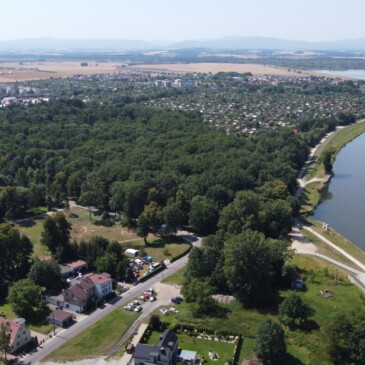 sasiadujaca zabytkowa zapora wodna i otulina lesna w nysie